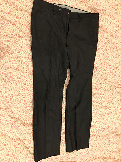 海外出張でくたびれたパンツスーツ