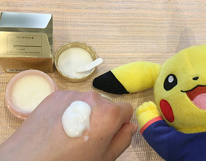 手の甲に多めに「フィトリフト オールインワンゲル」を塗ってみました。