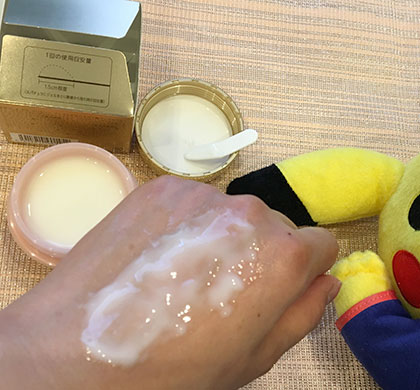 伸ばすとジェルがスーッと伸びます。