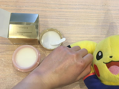 伸ばすとジェルがスーッと伸びます。