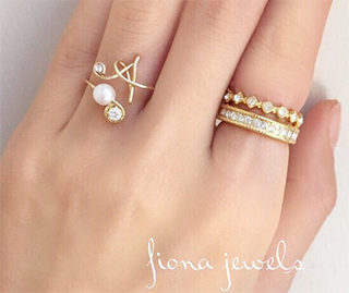 オーダーのイニシャルリングとスワロフスキーリングの3本セットになります。 気分によって色々な着け方ができて楽しめます♡