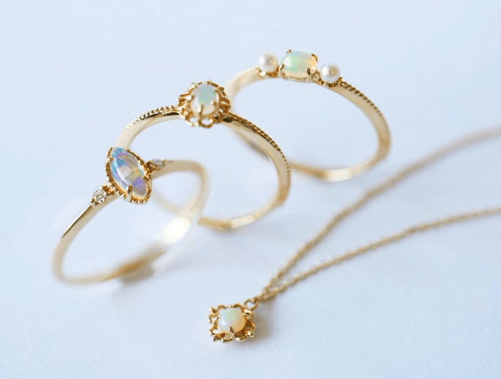 オパールとミル打ちでアンティーク調のリング