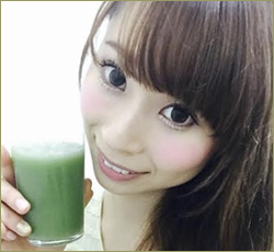 プレミアムグリーンスムージーは口コミでも話題です!</span>230種類の酵素、乳酸菌にコラーゲンまで!/モデル 岡島かれん さんも愛飲中♪