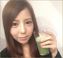 プレミアムグリーンスムージーは口コミでも話題です!</span>ダマされたと思って試してみてください/モデル 山下まお さんも愛飲中♪