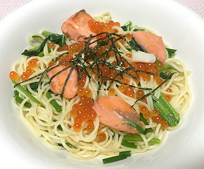 いくらとほうれん草と鮭の和風パスタ