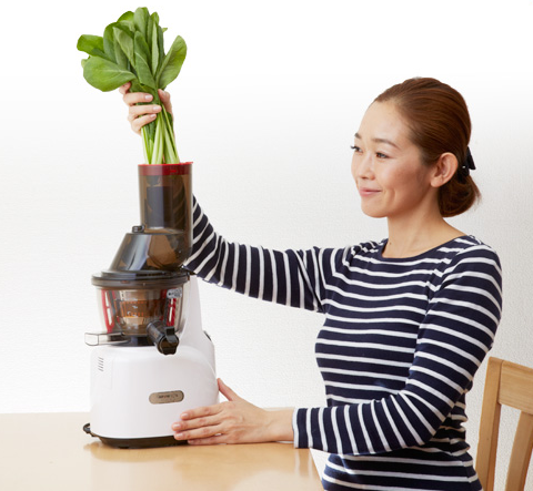 コールドプレスが自宅で作れる！クビンス ホールスロージューサーの2015年モデル