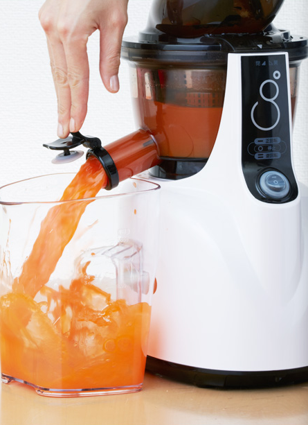 コールドプレスが自宅で作れる！クビンス ホールスロージューサーの2015年モデル