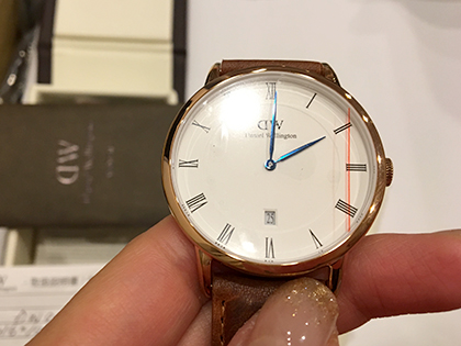 ダニエルウェリントン の針の色が青に光るものすごいですよね!