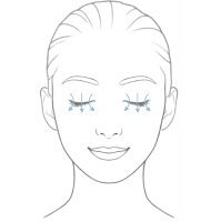 目元のメイクを落とす