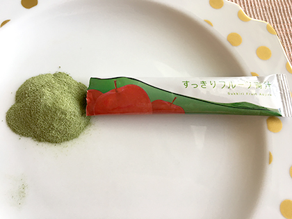 すっきりフルーツ青汁の中身はこんな粒子の細かい粉です。