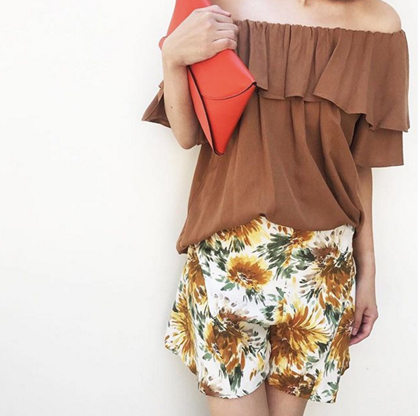 aircloset_officialエアクロライフ** トレンドのオフショルダーはブラウンの落ち着いたカラーで大人なチョイス。 ・ あなたの、もう一つのクローゼット。 ・